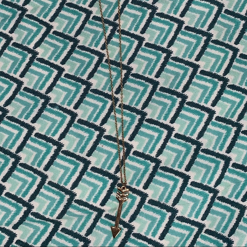 Gold tone arrow necklace